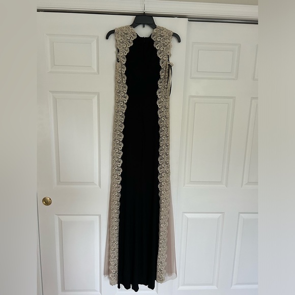 Gorgeous black tie gown, black and gold, size 6, worn once - Picture 4 of 7